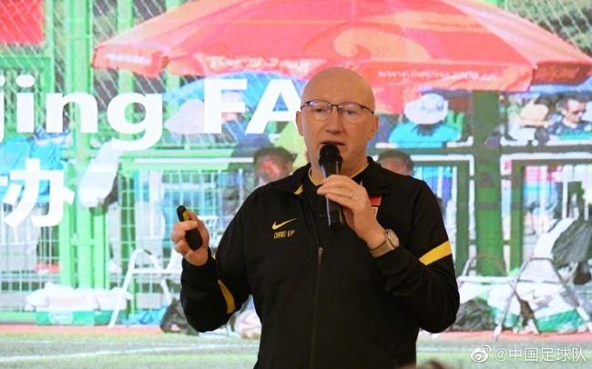 曼联本赛季已经输掉了24场比赛中的一半，与上赛季62场输掉的场次持平，红魔已经无缘联赛杯卫冕，欧冠小组赛出局将使俱乐部损失2800万英镑收入。